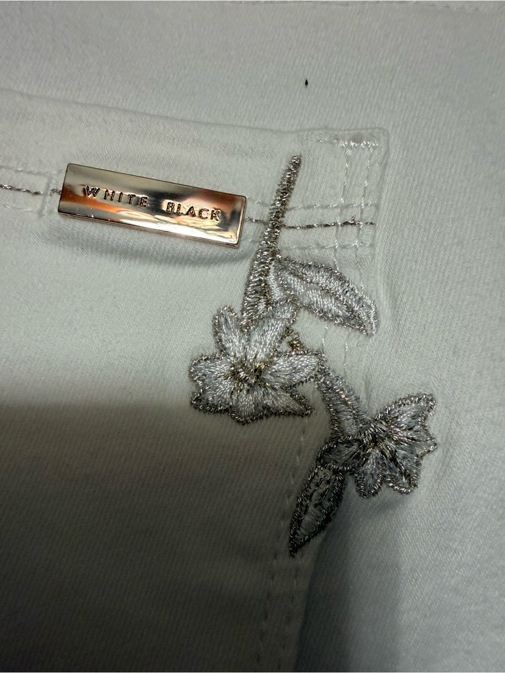 White House Black Market Embroidered White Crop Jeans for Women - Brand: - Picture 5 of 9